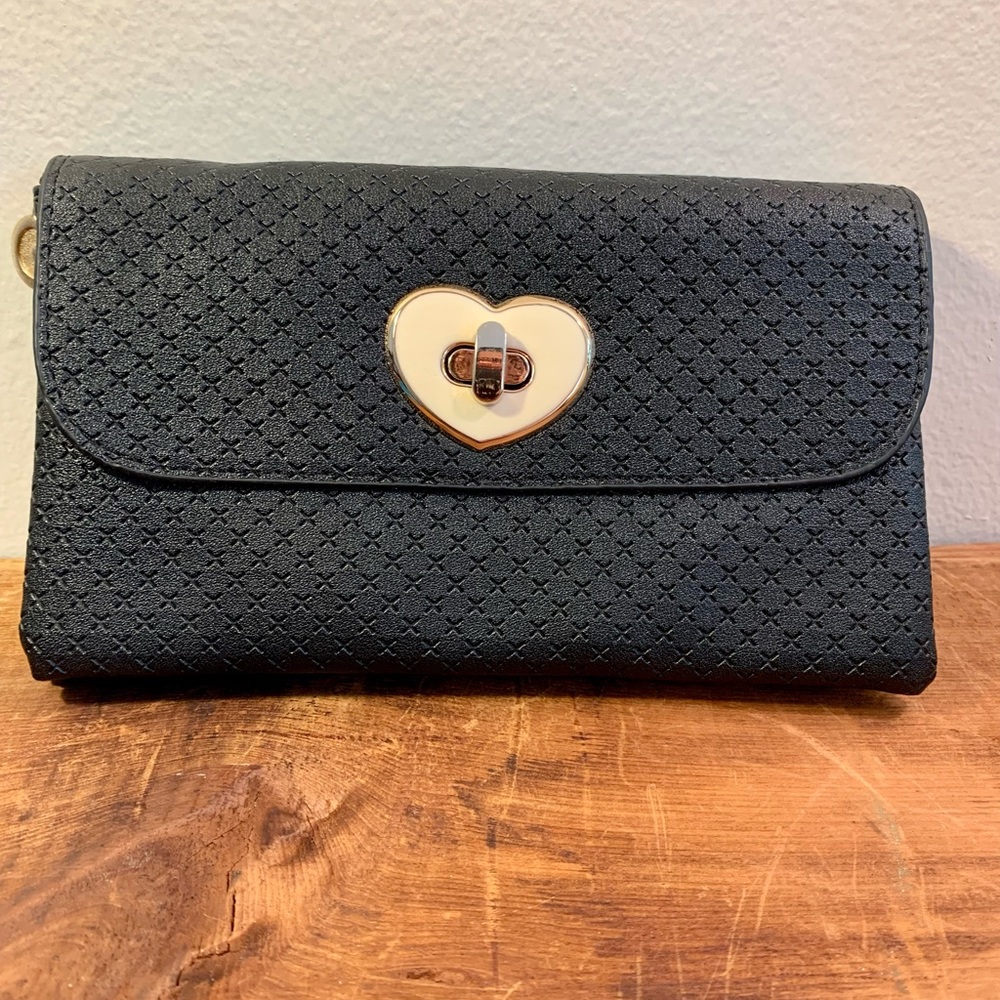 ENVELOPE heart clasp black clutch